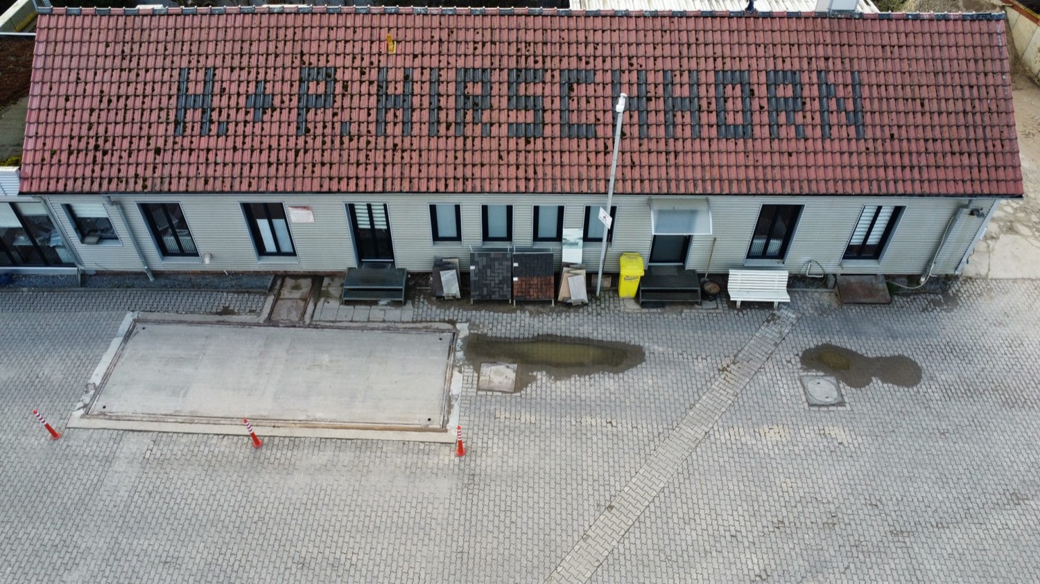 Luftaufnahme des Betriebshofs von H. + P. Hirschhorn an der Nordstraße 3 in Herford mit Firmenschriftzug auf dem Dach