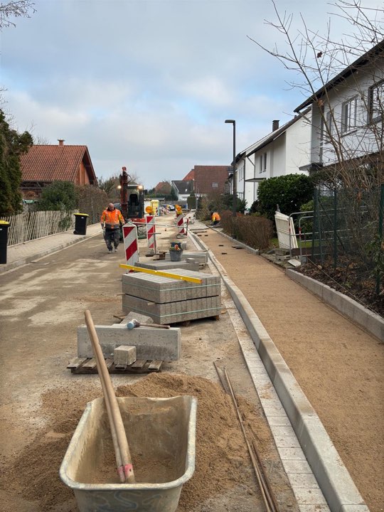 Straßenbau mit dem Setzen neuer Bordsteine in einer Wohnstraße in Herford